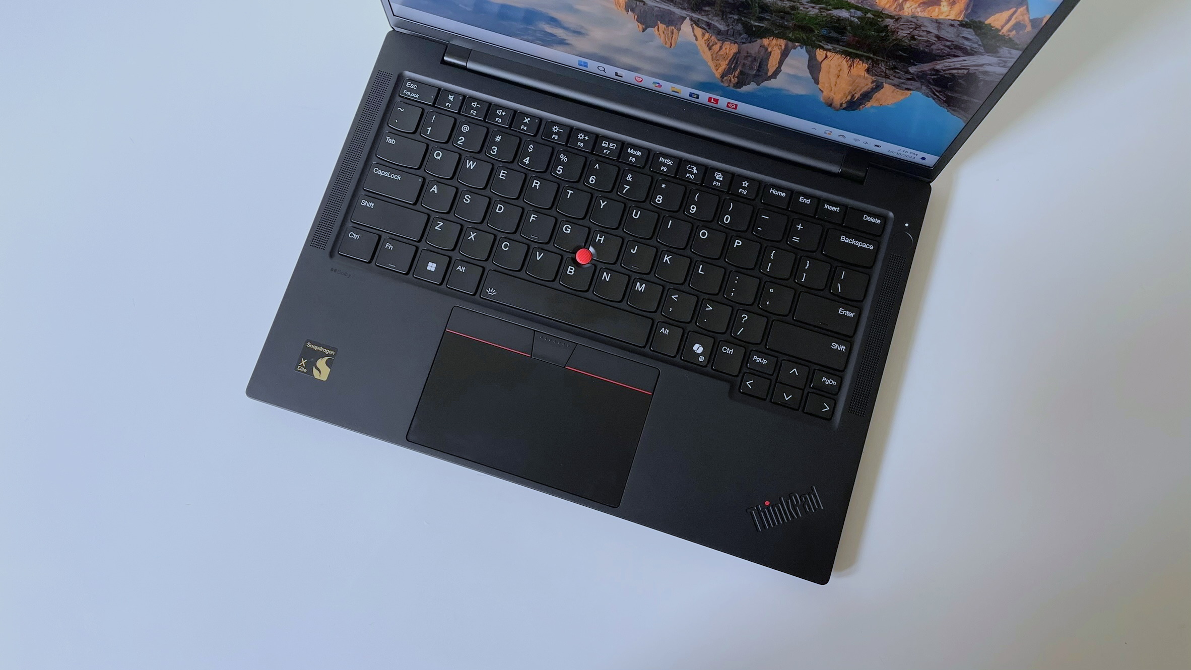 Обзор Lenovo ThinkPad T14s Gen 6: бизнес-ноутбук, который сияет там, где это важно