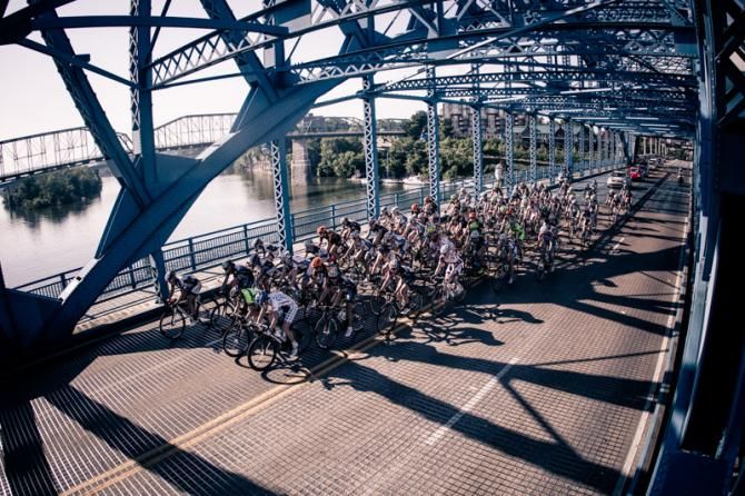The peloton crosses the Tennessee River.