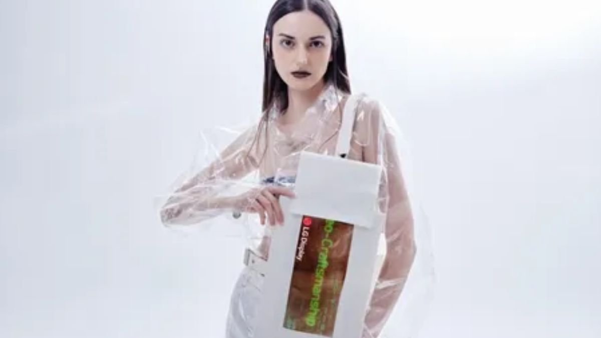 LG Display stretchable display on a bag for Seoul Fashion Week