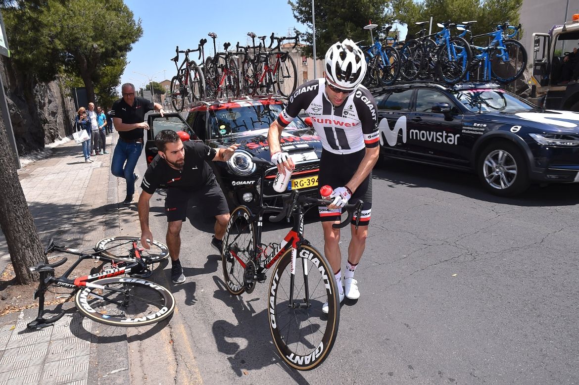 Tom Dumoulin (Sunweb) had a mechanical on the roll out