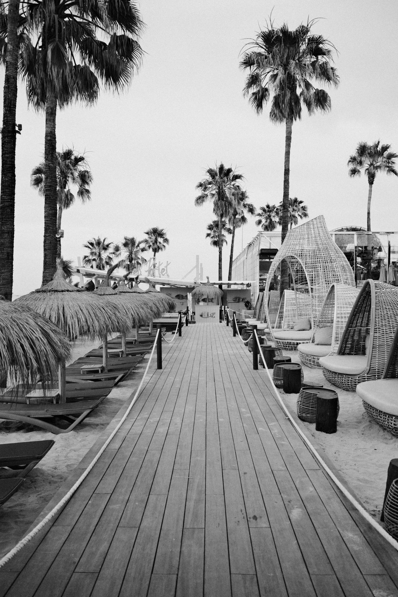 A bath leading down between beach beds