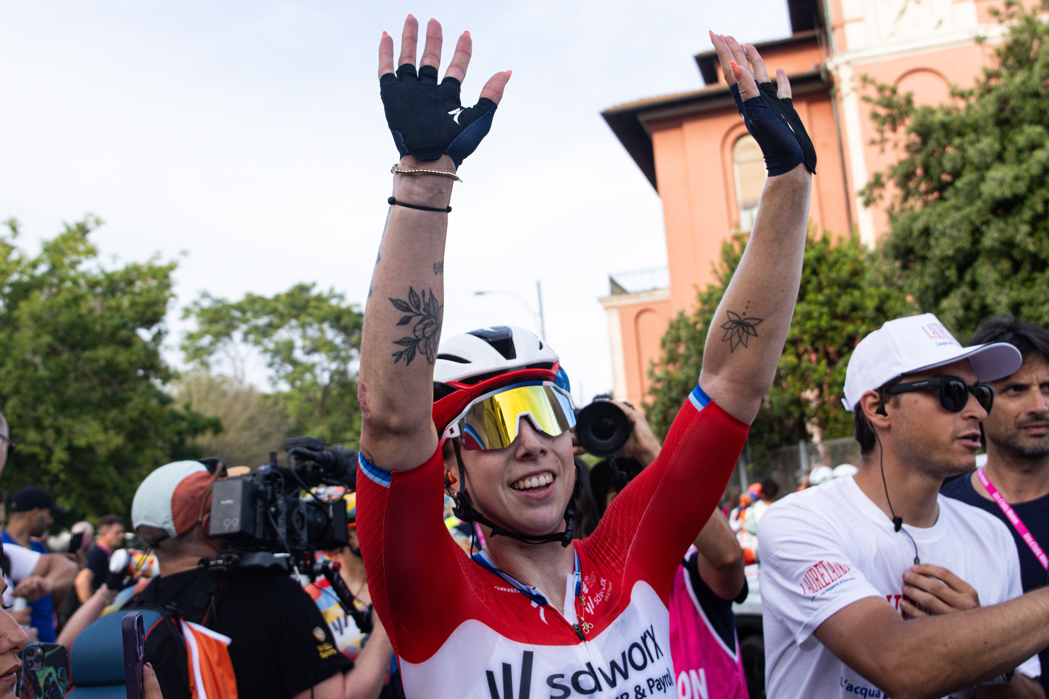 Lorena Wiebes waves at the Giro d'Italia