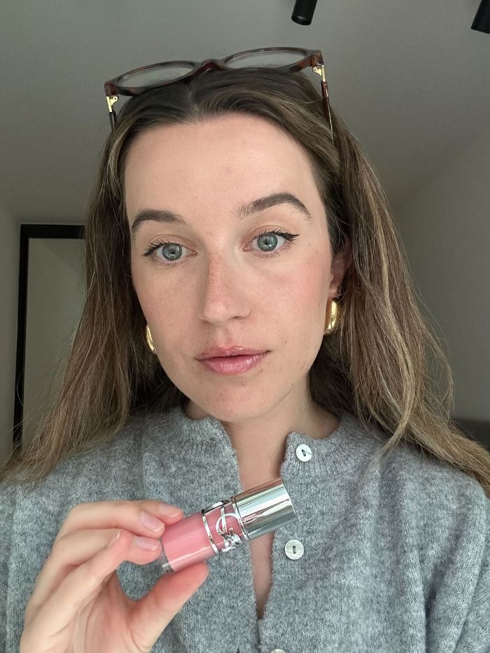 La giovane beauty editor Grace Lindsay testa un prodotto volumizzante per le labbra YSL