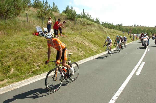 Samuel Sanchez (Euskaltel-Euskadi) tries to get away on the Jaizkibel.