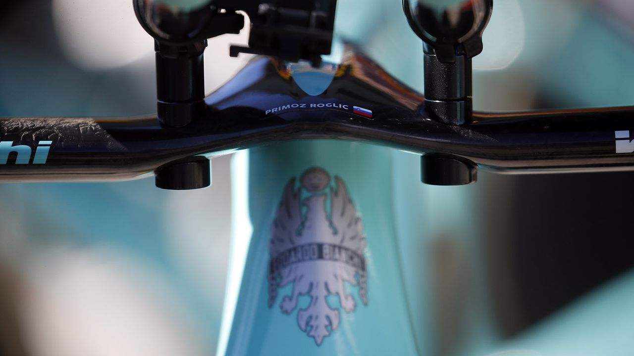 A small decal on the base bars helps identify the bike as Roglic's