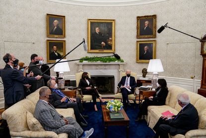 Biden hosts lawmakers