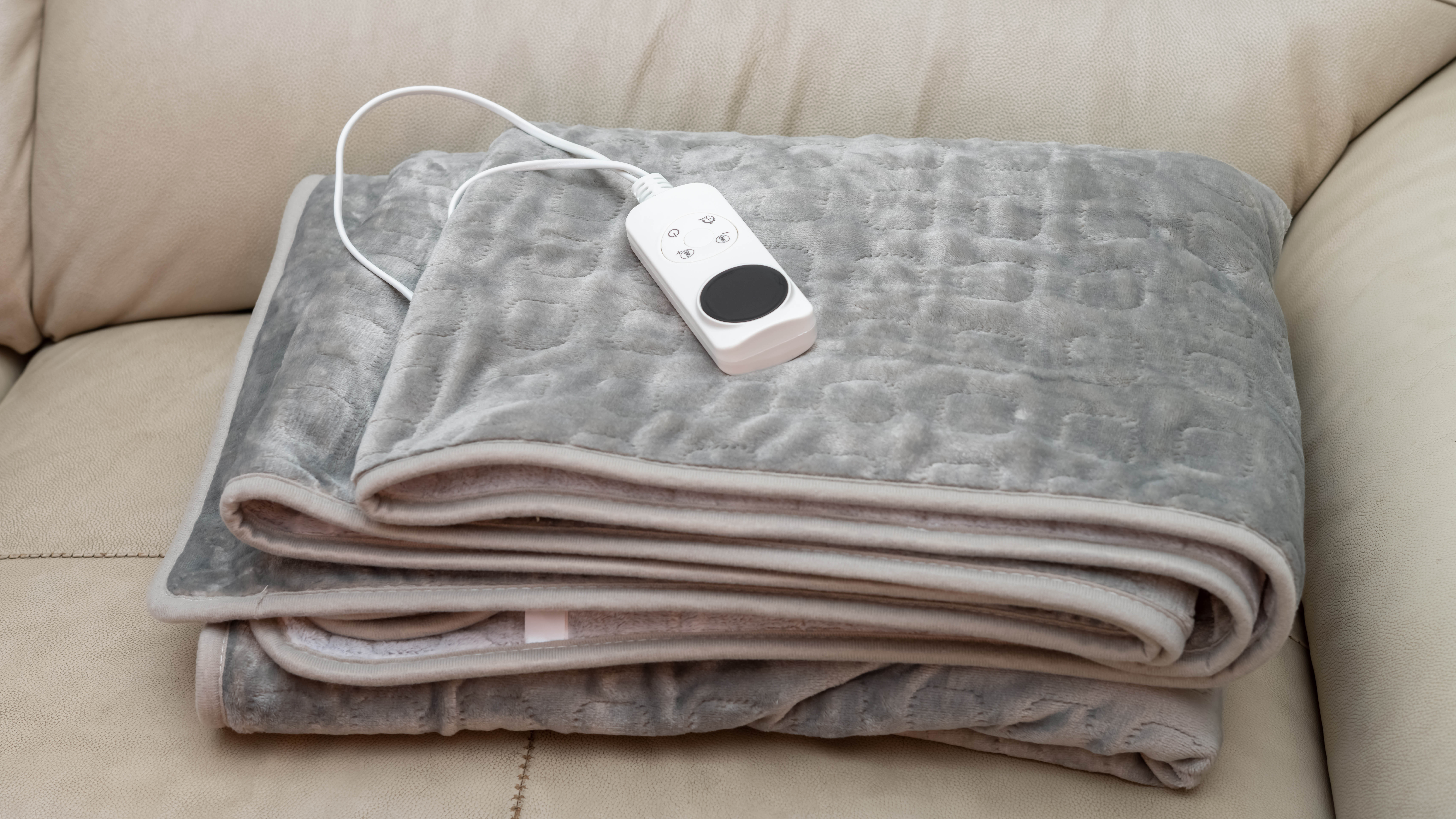 Электрическое одеяло на диване