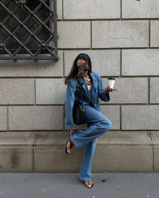 An image of influencer @ingridedvinsen wearing shoes with flare jeans.