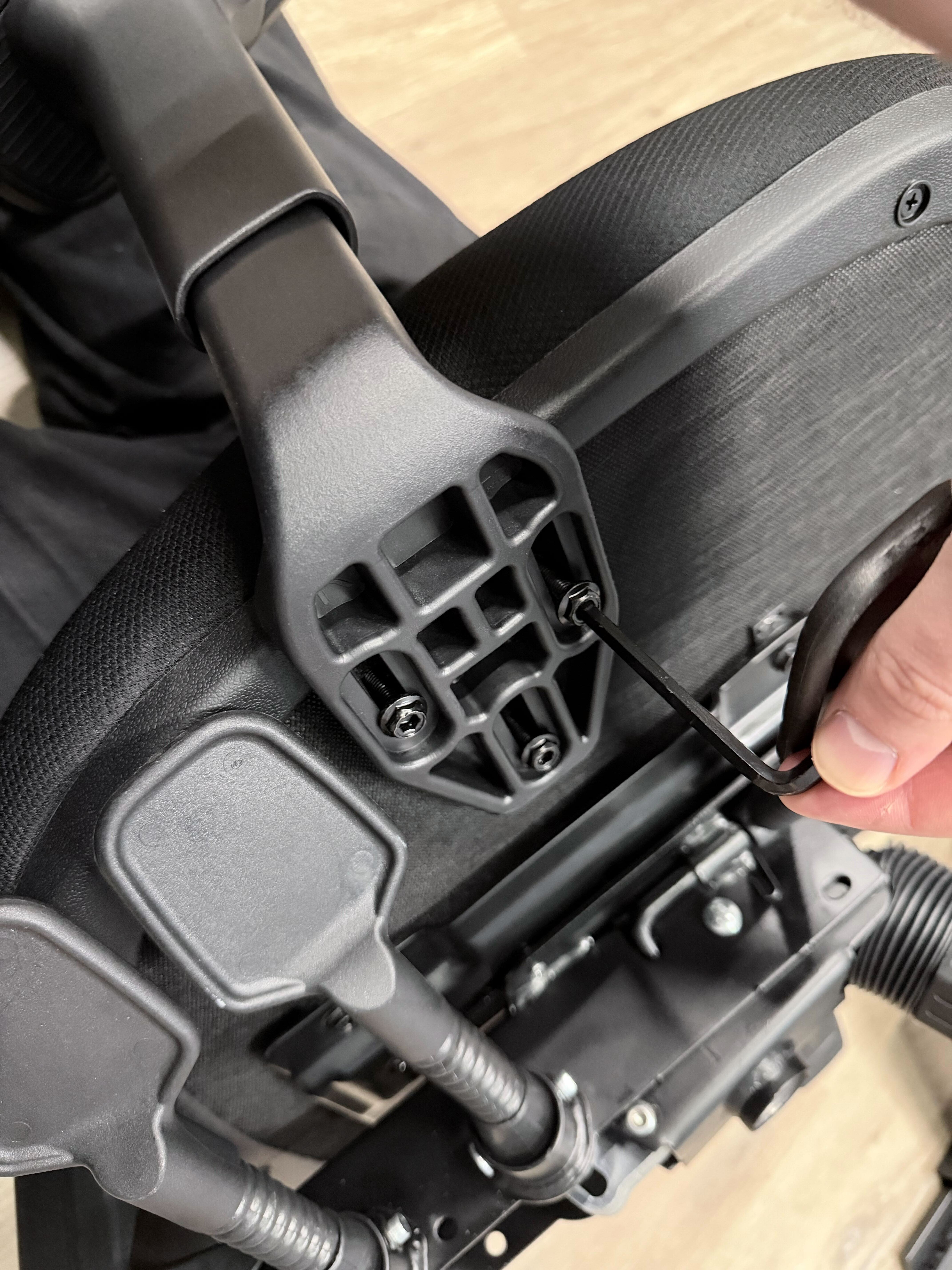 Construction process of the Boulies OP180 home office chair