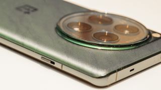 OnePlus 12 från en vinkel för att visa den glittriga baksidan.