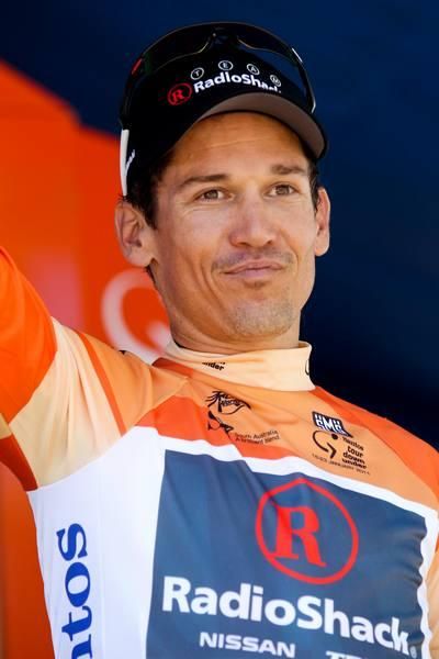 Robbie McEwen (Radio Shack) was a crowd favourite when he received his leaders jersey.