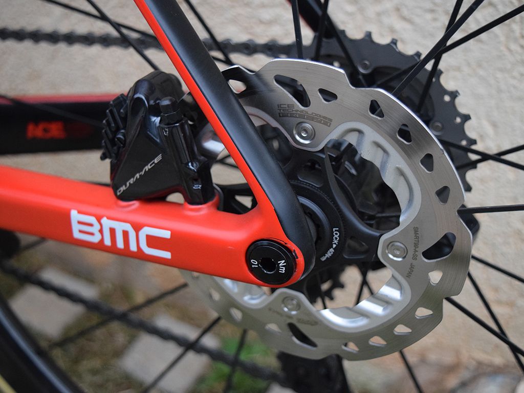 BMC run 140mm disc brake rotors at the rear of the bike