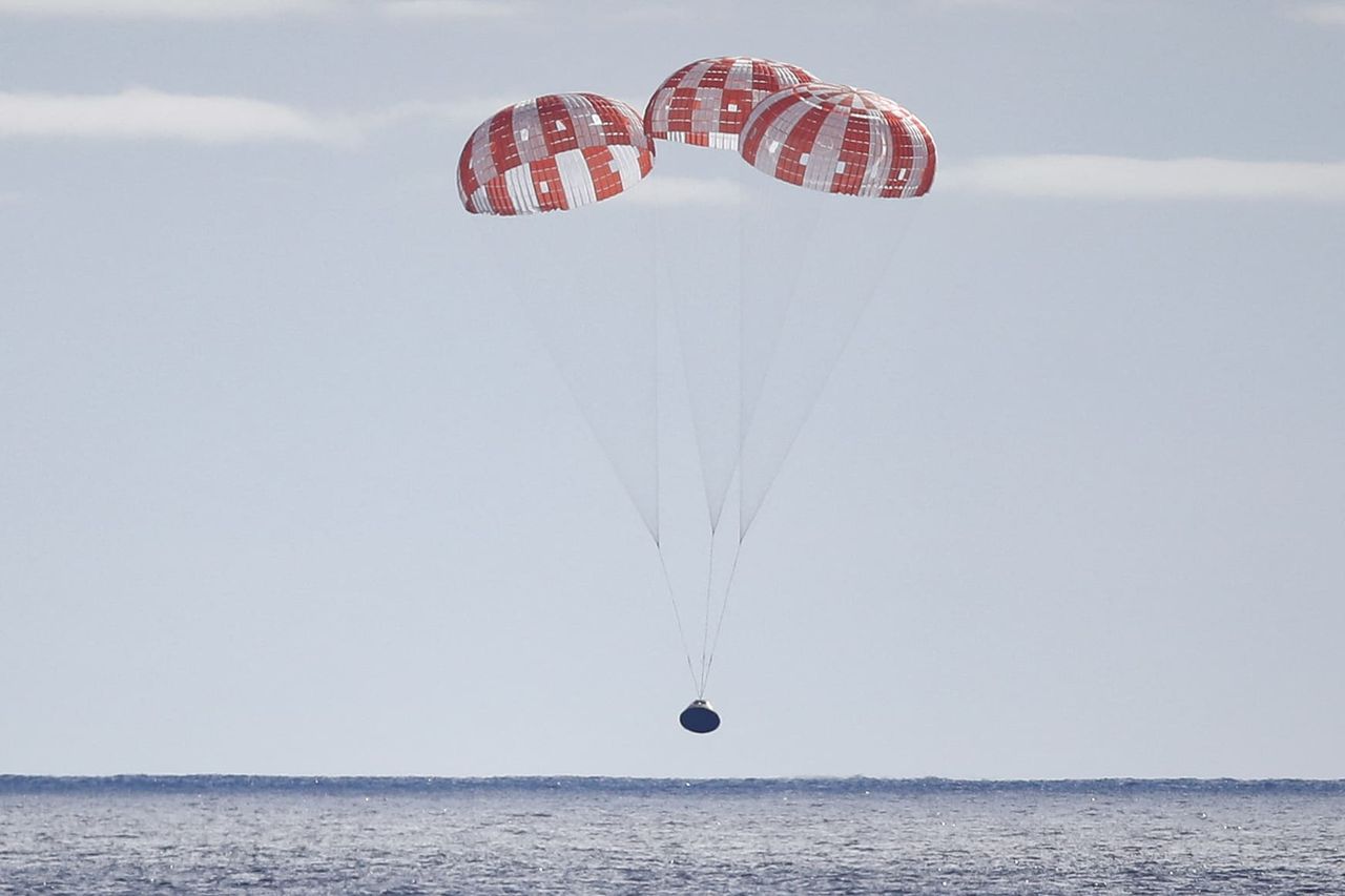 NASA&amp;#039;s unmanned Orion spacecraft splashes down in the Pacific Ocean.