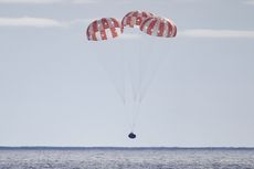 NASA's unmanned Orion spacecraft splashes down in the Pacific Ocean.