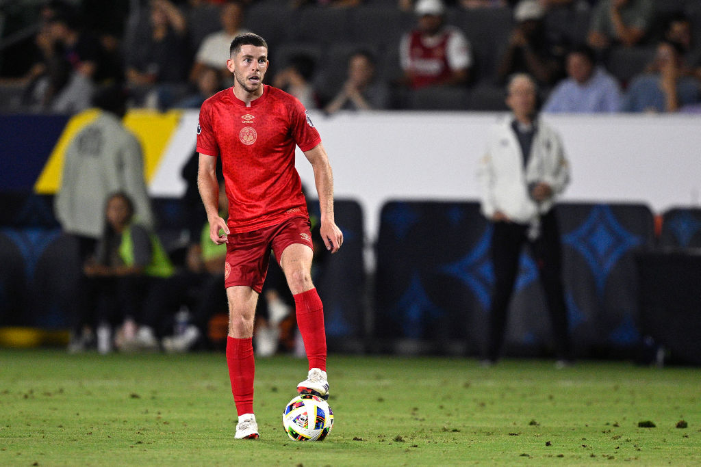 La squadra del Bournemouth per il 2024/25 CARSON, CALIFORNIA - 24 LUGLIO: Ryan Christie #10 dell'AFC Bournemouth controlla la palla contro l'Arsenal FC durante un'amichevole pre-campionato tra l'Arsenal FC e l'AFC Bournemouth al Dignity Health Sports Park il 24 luglio 2024 a Carson, California. (Foto di Orlando Ramirez/Getty Images)