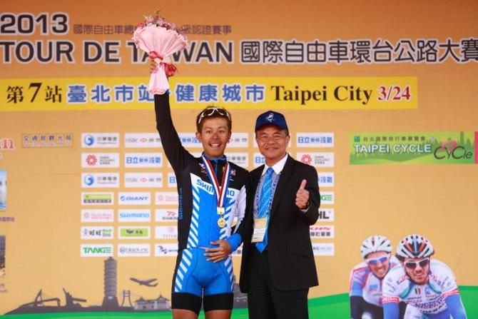 Hayato Yoshida congratulated by race organiser Lee Kai Chih
