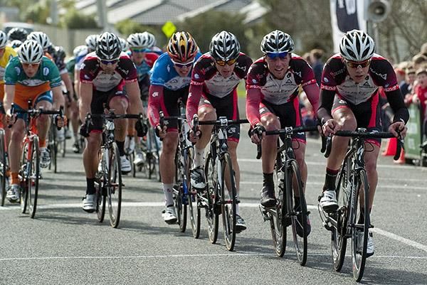V Australia lead the charge with a lap to go hoping to sling their sprinter, Ben Kersten (fifth wheel), into the finish and onto the podium.
