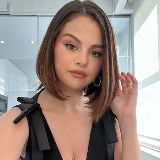 Selena Gomez poses with a chic bob and a bronzed makeup look