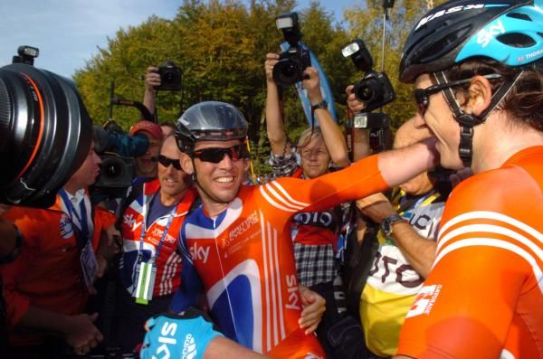 Cavendish looks for his teammates