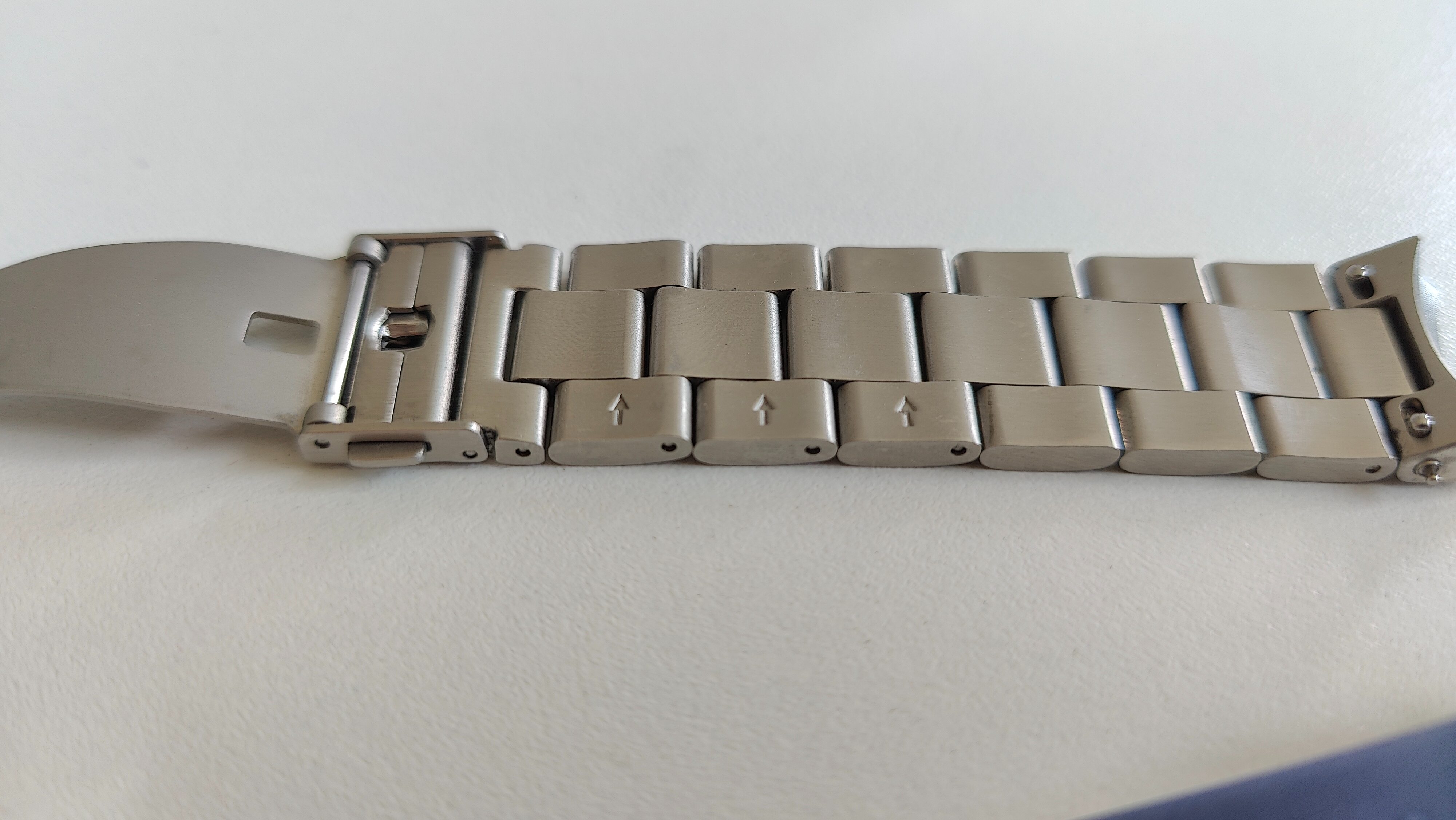 Stållænken til ScanWatch Horizon med pile-markering, der hvor lænken kan udvides.