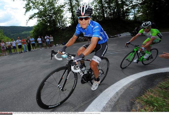 Juli&aacute;n Arredondo (Trek Factory Racing) did manage to get clear of the fast-diminishing peloton