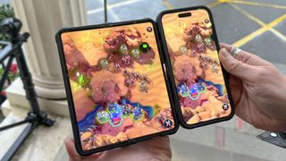 Galaxy Z Fold 5 vs iPhone 14 Pro Max apps test games