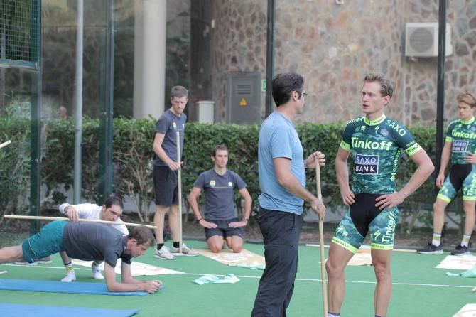 Bobby Julich chats with Matti Breschel at the Tinkoff-Saxo training camp.