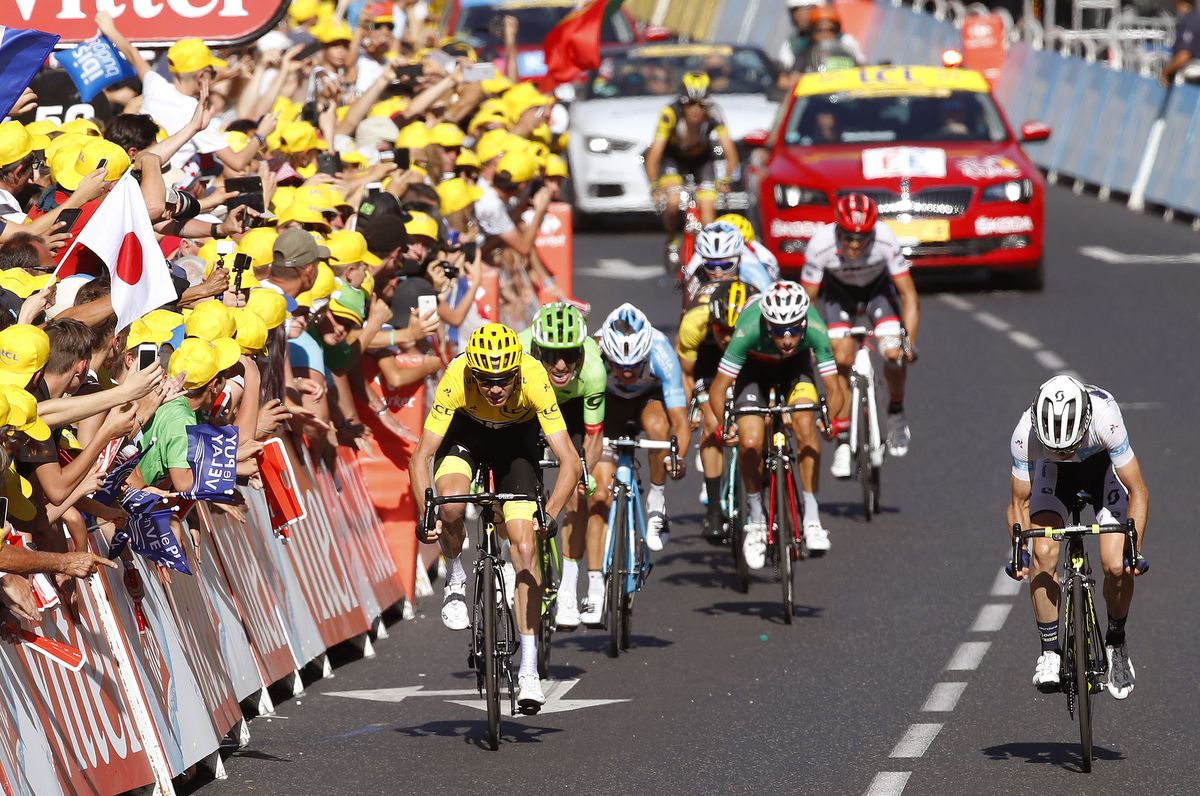 Simon Yates (Orica-Scott) tries to steal some seconds