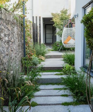Small garden idea with pavers