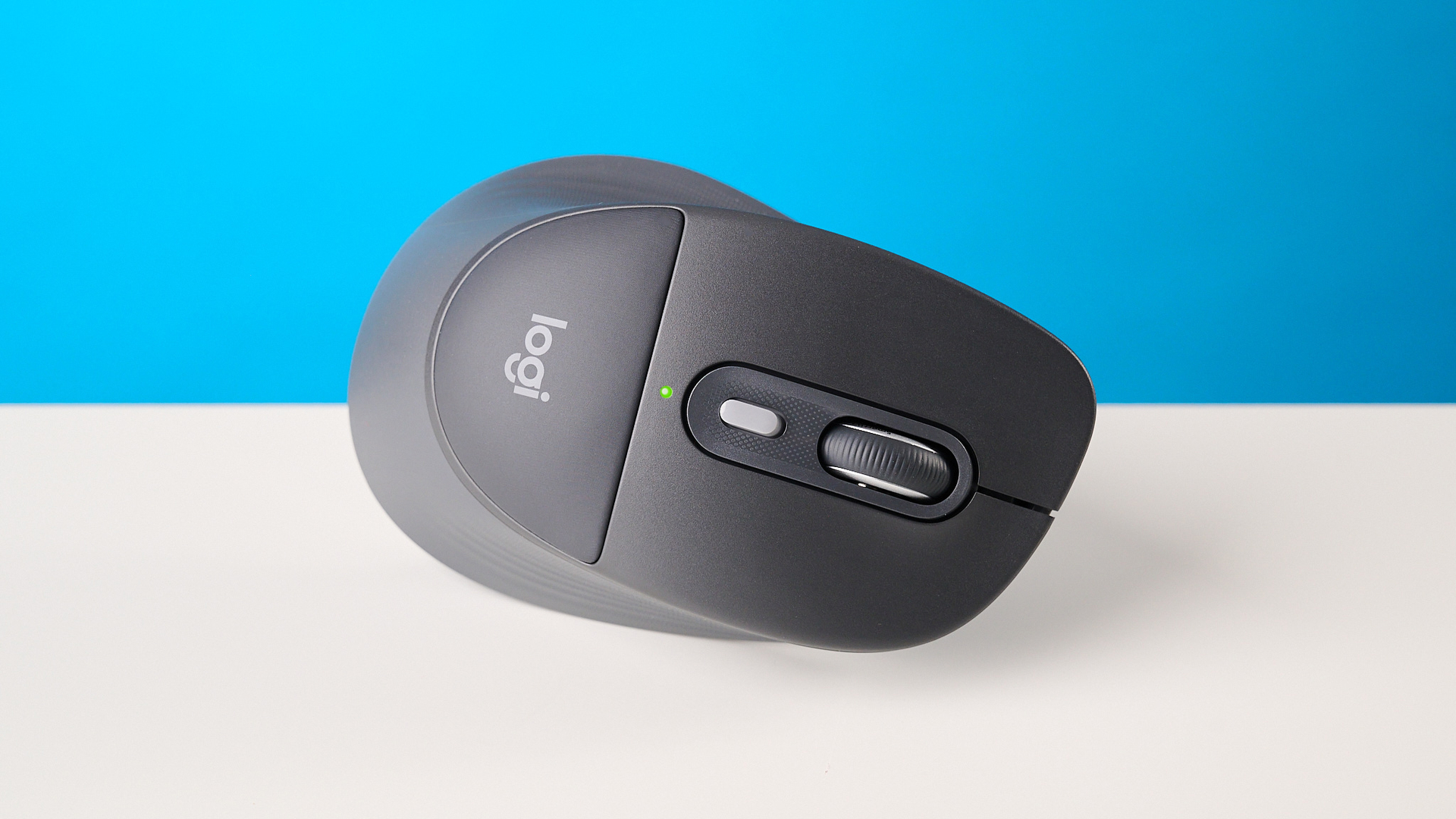 A Logitech Signature Comfort Plus M850L mouse