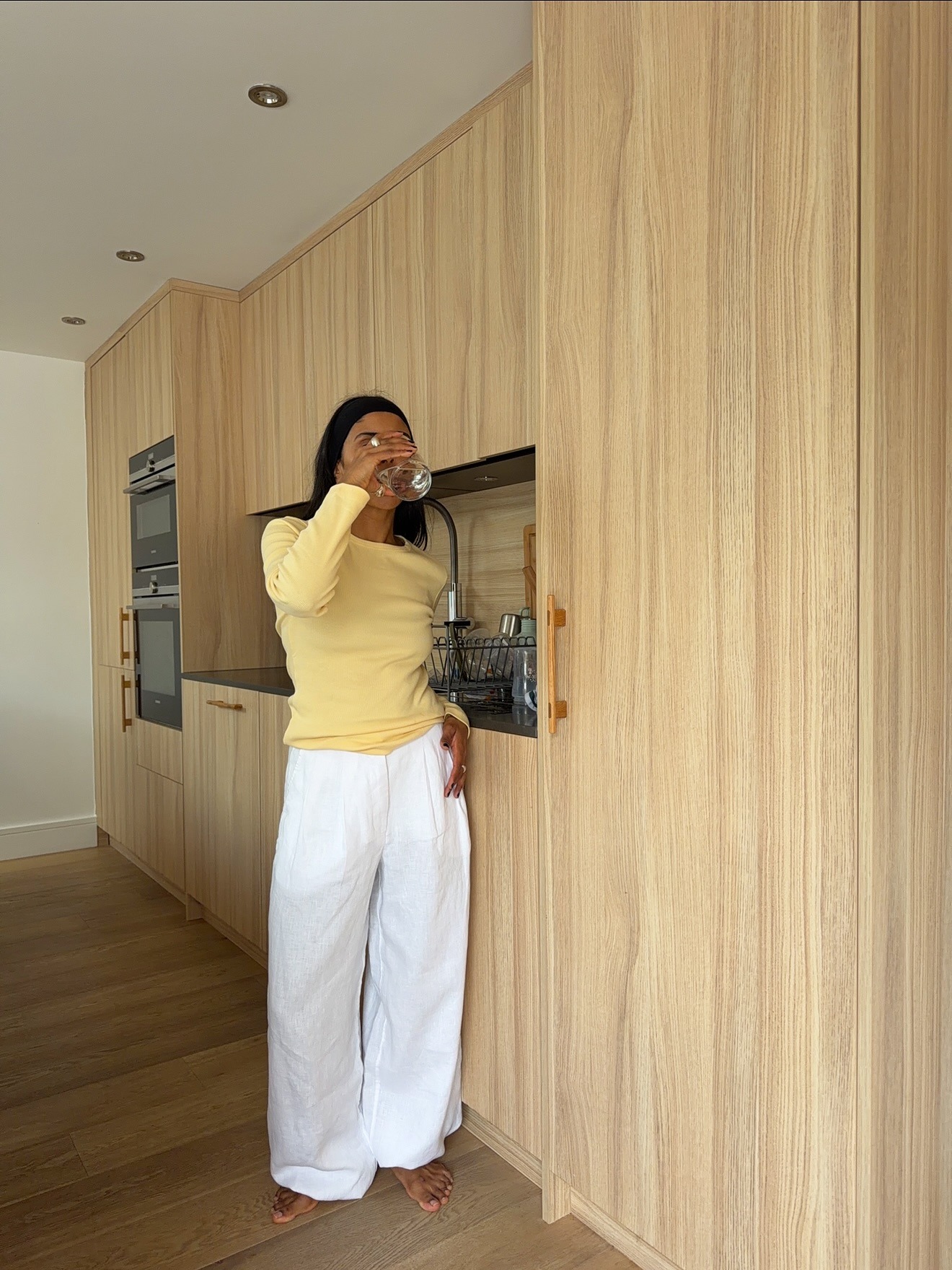 Influencer wearing white pants