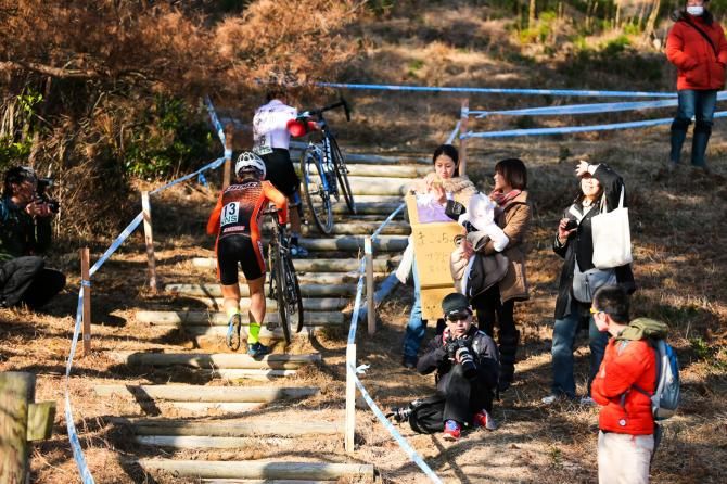 Kobashi and Yokoyama climbing the stairs