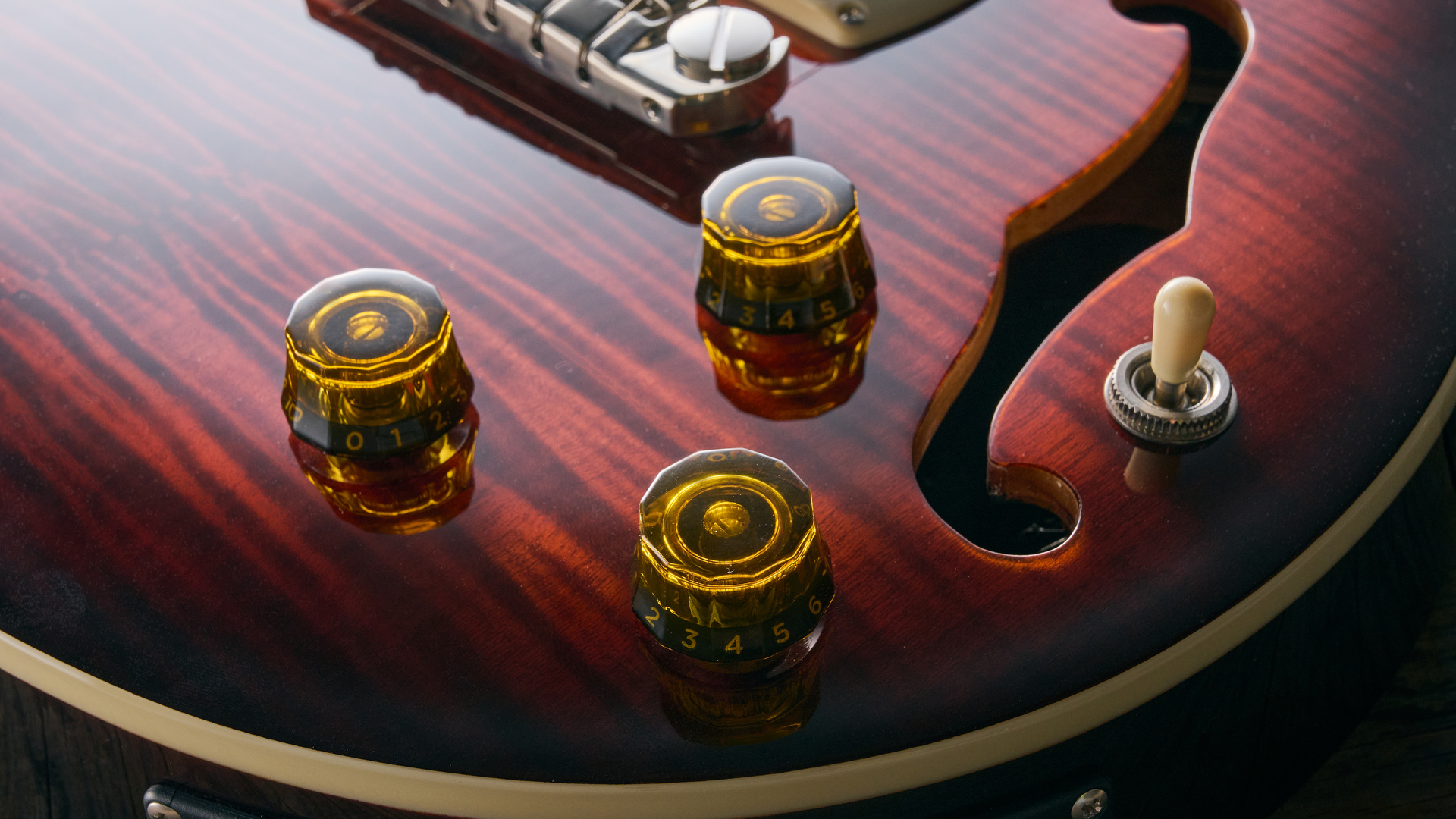 The controls and switching of‌ the PRS SE Ed⁢ Sheeran Hollowbody I Piezo Baritone guitar