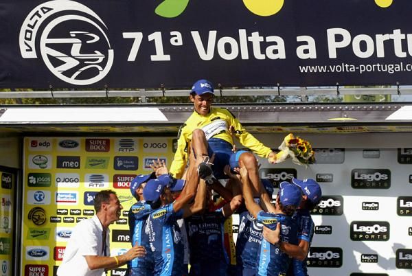 Race winner Nuno Ribeiro (Liberty Seguros) celebrates with his teammates.