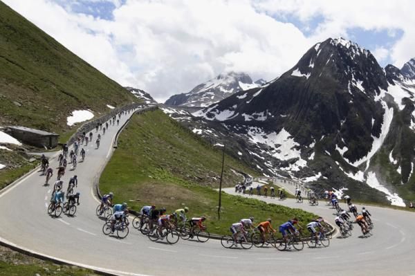 The peloton strung out on a long descent at the Tour de Suisse