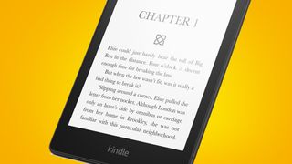 Une liseuse Amazon Kindle Paperwhite sur un fond orange