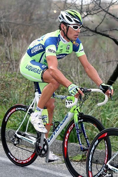 Manuel Quinziato (Liquigas) pedals near the gutter.