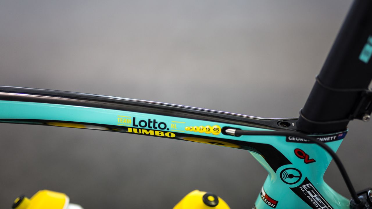 Internal rear brake cable routing