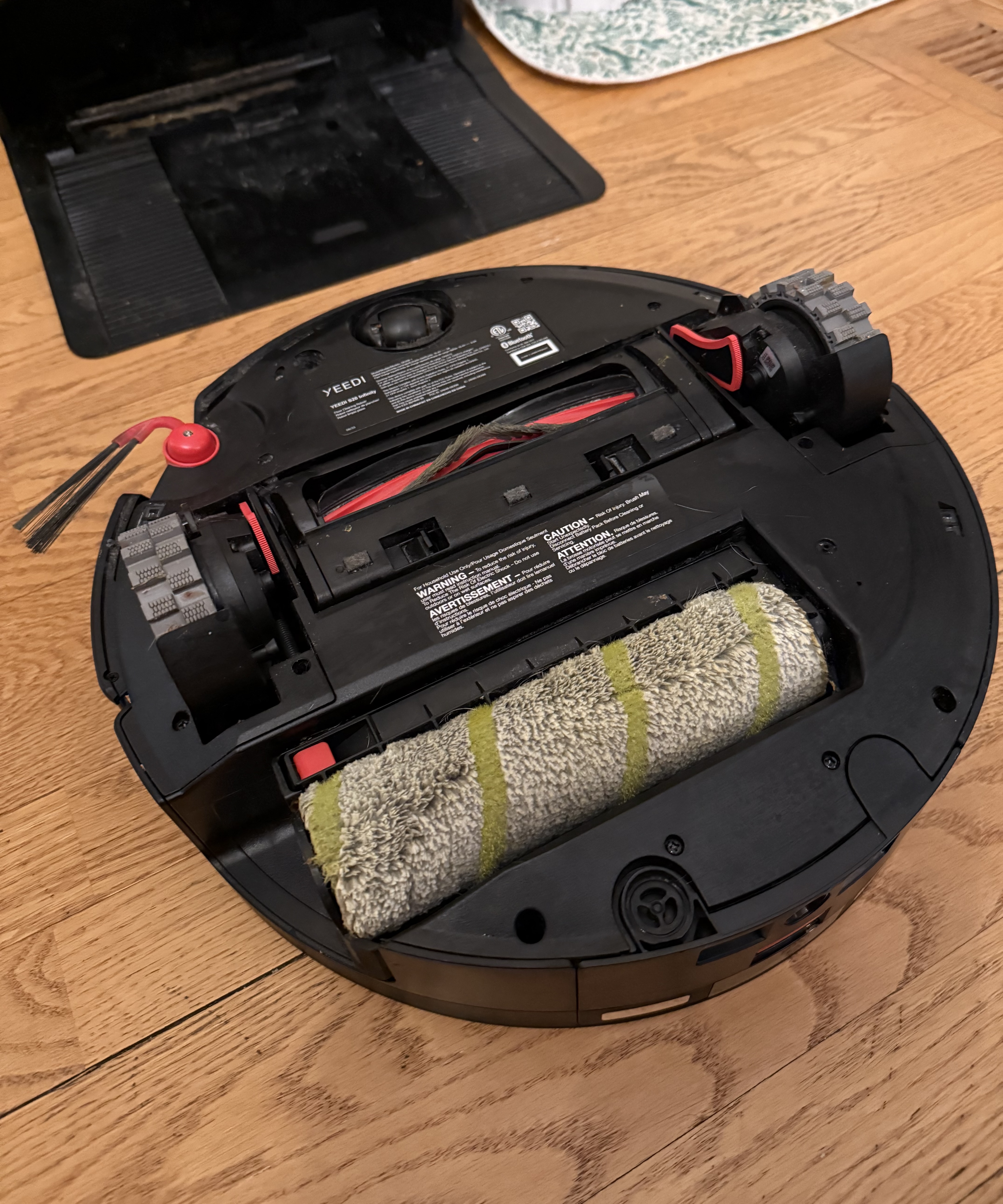 The bottom of the Yeedi S20 Infinity after mopping test on wooden floor.