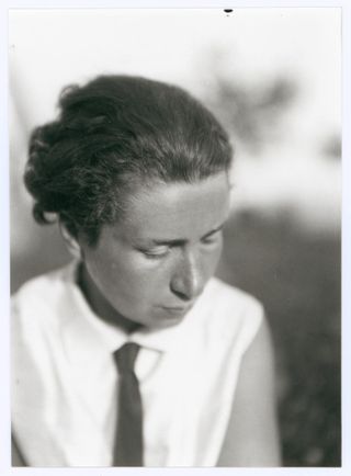 Unknown photographer_Portrait of LM, 1927_Bauhaus-Archiv
