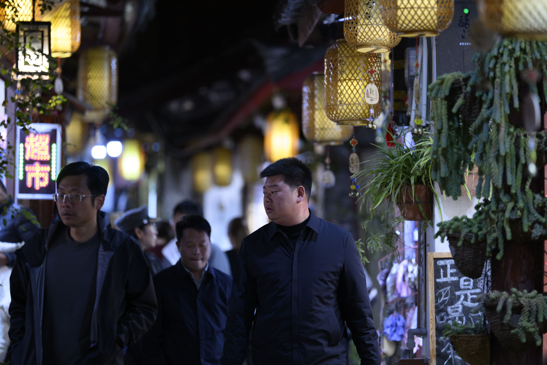 Nikon Z 70-200mm f/2.8 VR S II image gallery: a street scene at night in the Yunnan province of China