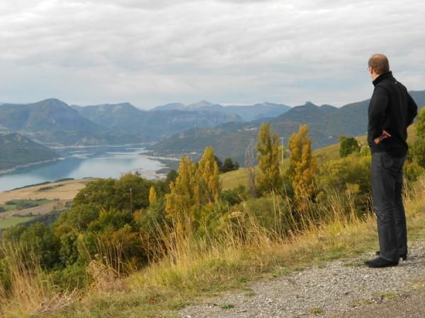 Christian Prudhomme overlooks the beautiful Serre-Pon&ccedil;on lake