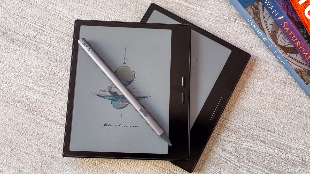 The Boox Go Color 7 Gen II and the Boox InkSense stylus lying on top of the Boox Go Color 7