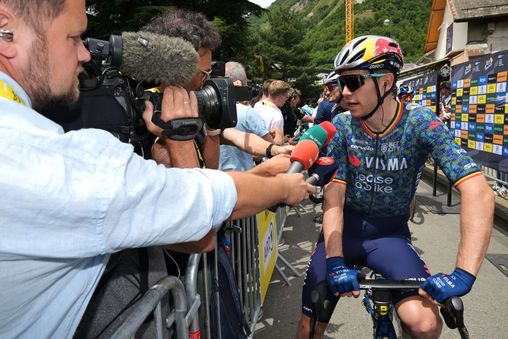 „Zły nawyk” – Wout van Aart ze złością reaguje na manewr Jaspera Philipsena podczas Tour de France