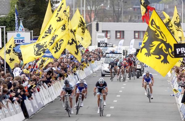 Tour of Flanders: Nick Nuyens outsprints Chavanel and Cancellara in Meerbeke, while Tom Boonen launches a desperate bid from the chase group.