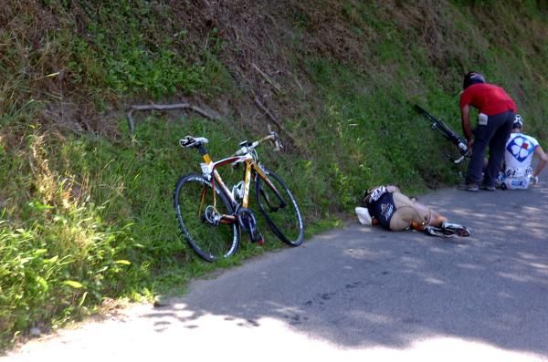 Iban Mayoz (Footon-Servetto) lies on the roadside