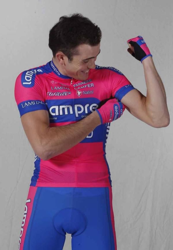 Dmytro Krivstov (Lampre - ISD) shows off his guns