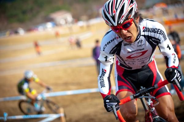 Tsujiura Keiichi attacked many times, but he couldn't shake off Takenouchi 1570 Tsujiura and Takenouchi race head-to-head until final lap
