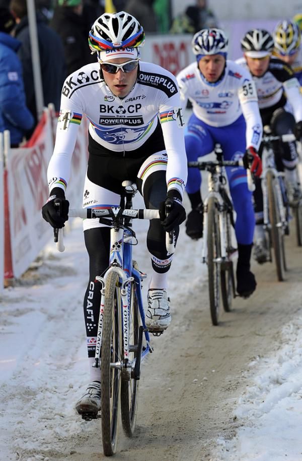 Niels Albert shows his rainbow jersey at the front in Lille