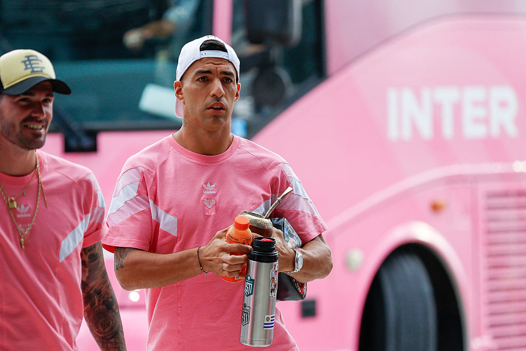 (L-R) Inter Miami CF&#039;s Argentine midfielder Rodrigo De Paul #7 and Inter Miami CF&#039;s Uruguayan forward Luis Suarez #9 arrive ahead of the Leagues Cup semi-final football match between Inter Miami CF and Orlando City SC at Chase Stadium in Fort Lauderdale, Florida, on August 27, 2025.